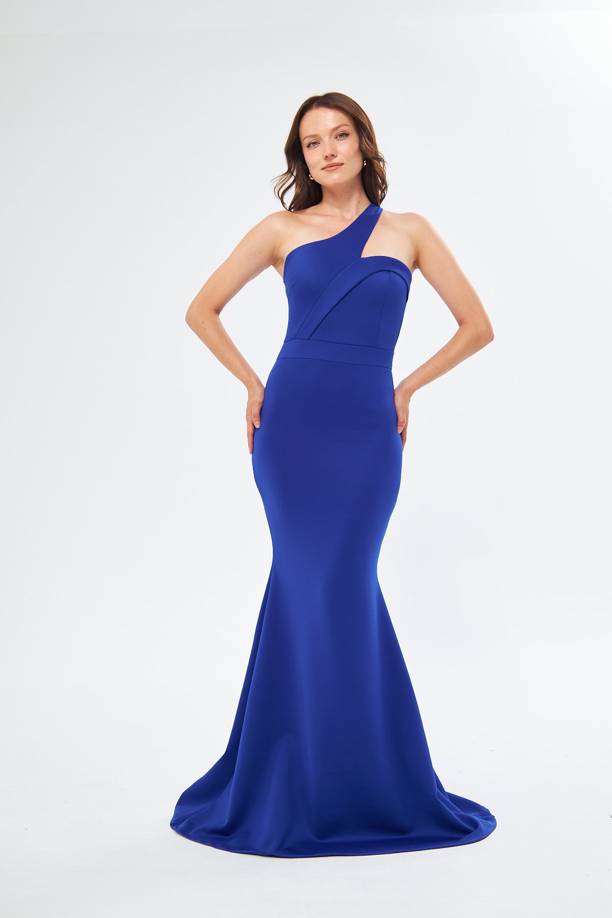 Maxikleid mit asymmetrischem Ausschnitt