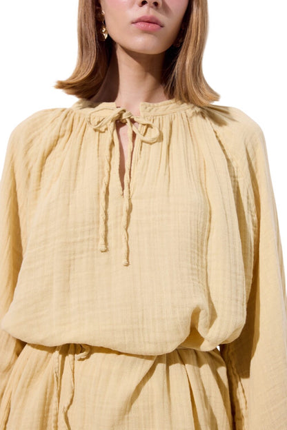 Blaue Musselinbluse zum Binden