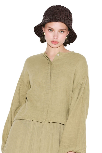 Schwarze kurze Bluse aus Musselin mit Ballonärmeln