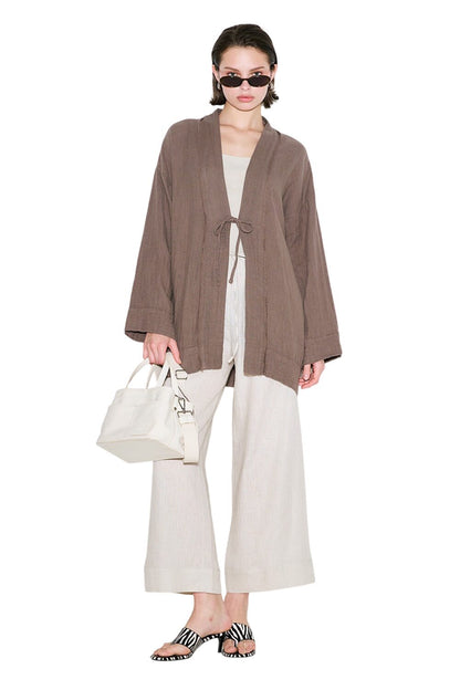 Schwarzer Kimono aus Musselin mit weiten Ärmeln