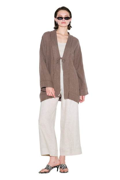 Schwarzer Kimono aus Musselin mit weiten Ärmeln