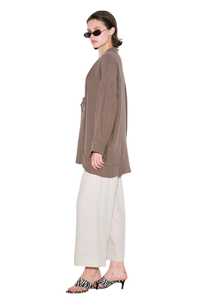 Schwarzer Kimono aus Musselin mit weiten Ärmeln