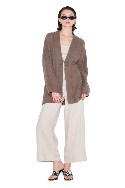 Schwarzer Kimono aus Musselin mit weiten Ärmeln