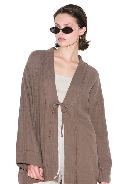 Schwarzer Kimono aus Musselin mit weiten Ärmeln