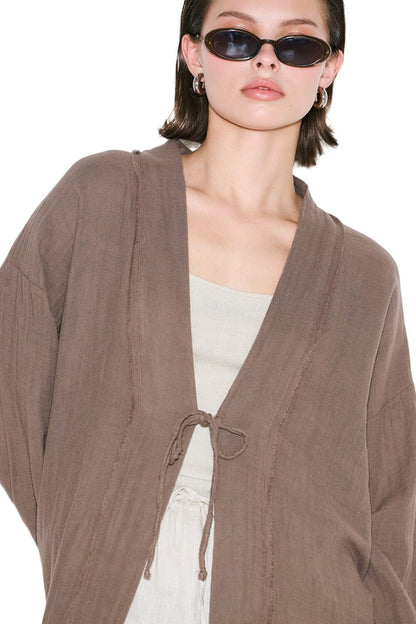 Schwarzer Kimono aus Musselin mit weiten Ärmeln