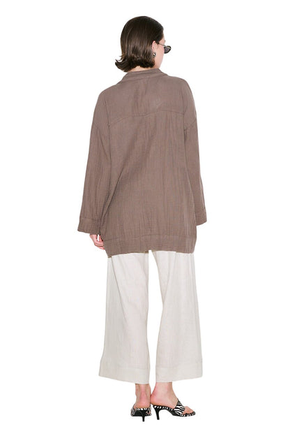 Schwarzer Kimono aus Musselin mit weiten Ärmeln