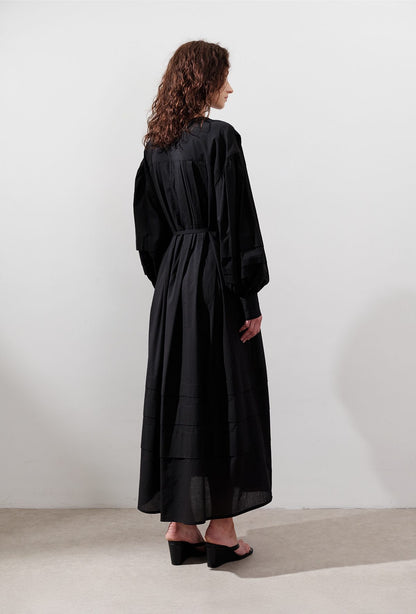 GERIPPTES, WEITES KLEID, SCHWARZ