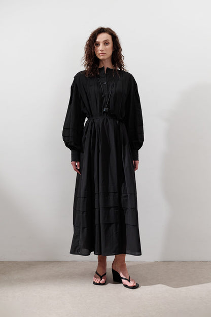 GERIPPTES, WEITES KLEID, SCHWARZ