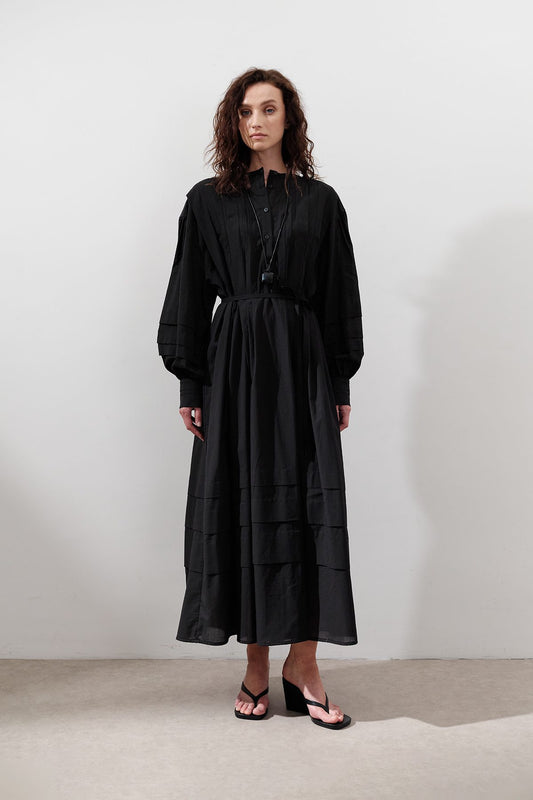 GERIPPTES, WEITES KLEID, SCHWARZ