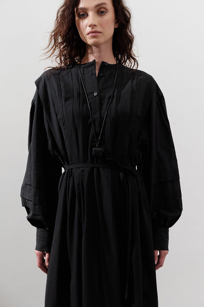 GERIPPTES, WEITES KLEID, SCHWARZ