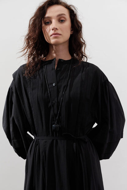 GERIPPTES, WEITES KLEID, SCHWARZ