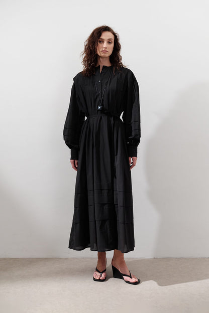GERIPPTES, WEITES KLEID, SCHWARZ