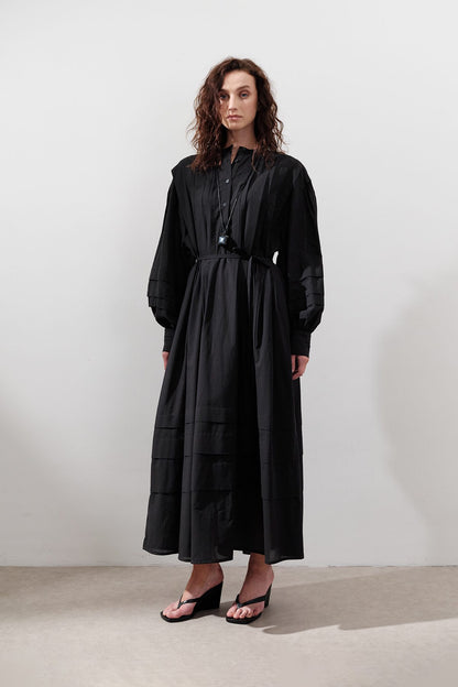 GERIPPTES, WEITES KLEID, SCHWARZ