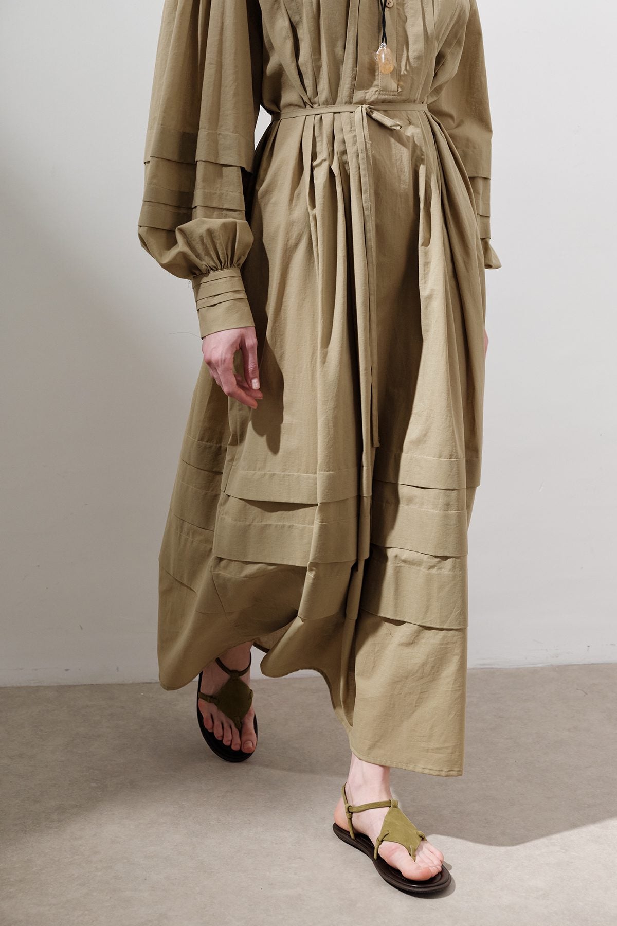 GERIPPTES, WEITES KLEID, SCHWARZ