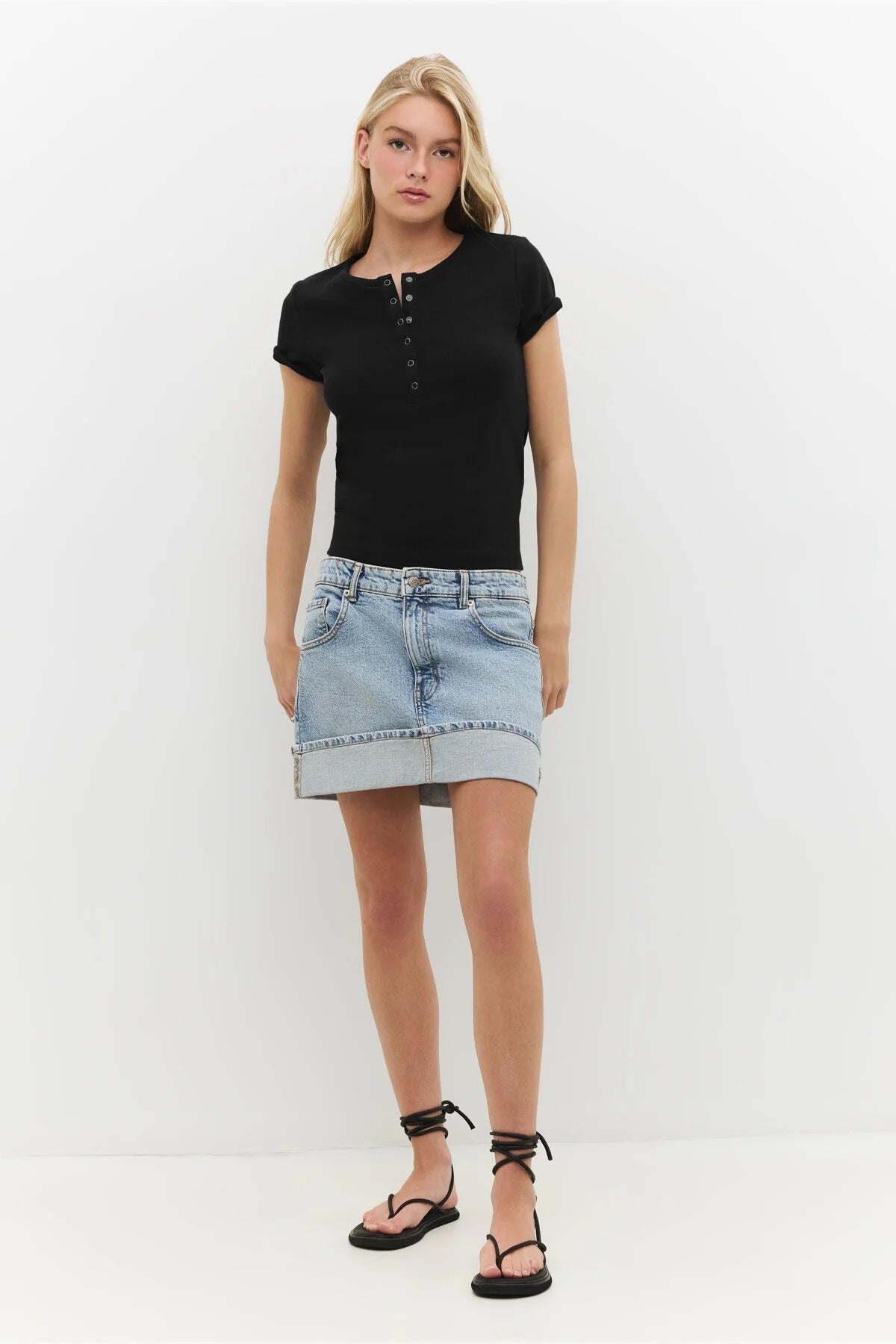 Kurzärmeliges, geripptes T-Shirt mit Druckknopfverschluss.