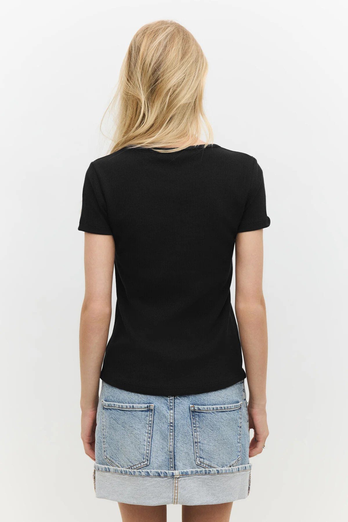 Kurzärmeliges, geripptes T-Shirt mit Druckknopfverschluss.