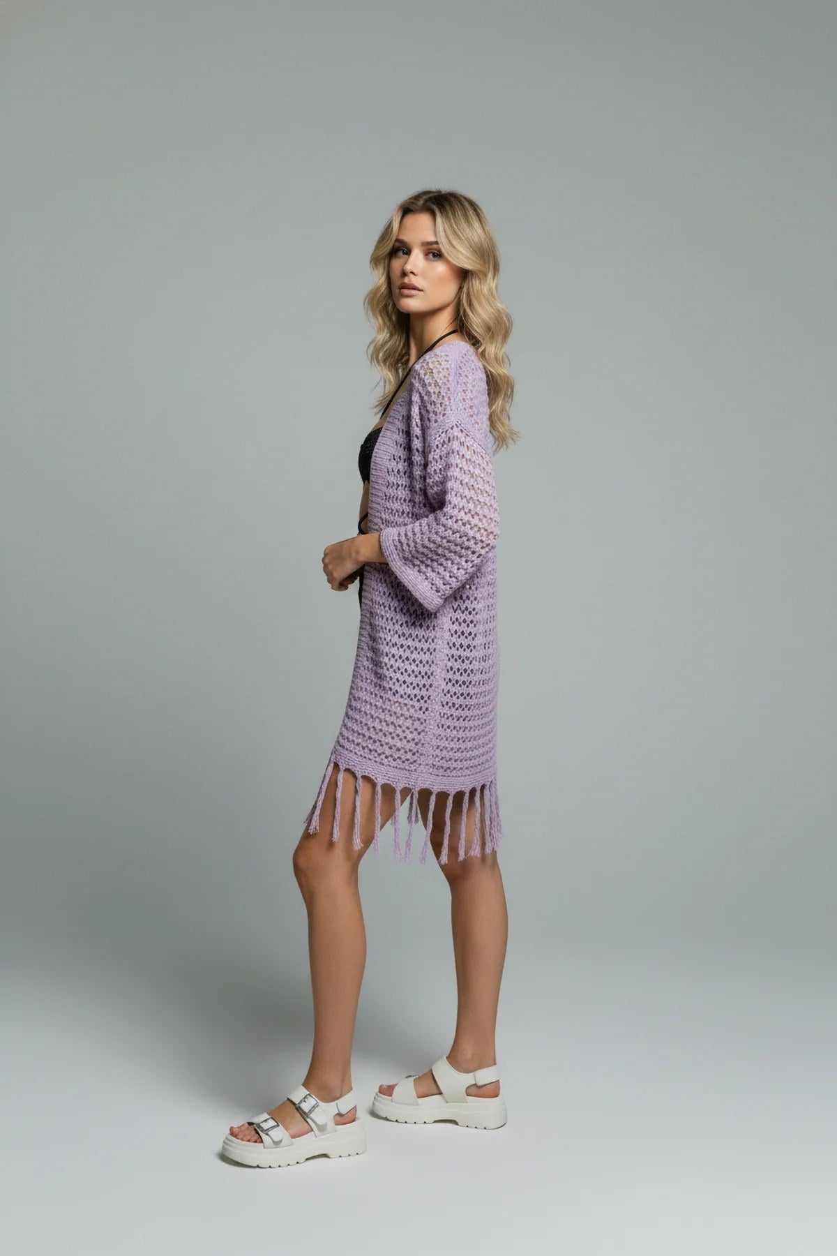 Locker sitzende, lange Strickjacke mit gestrickten Quasten.