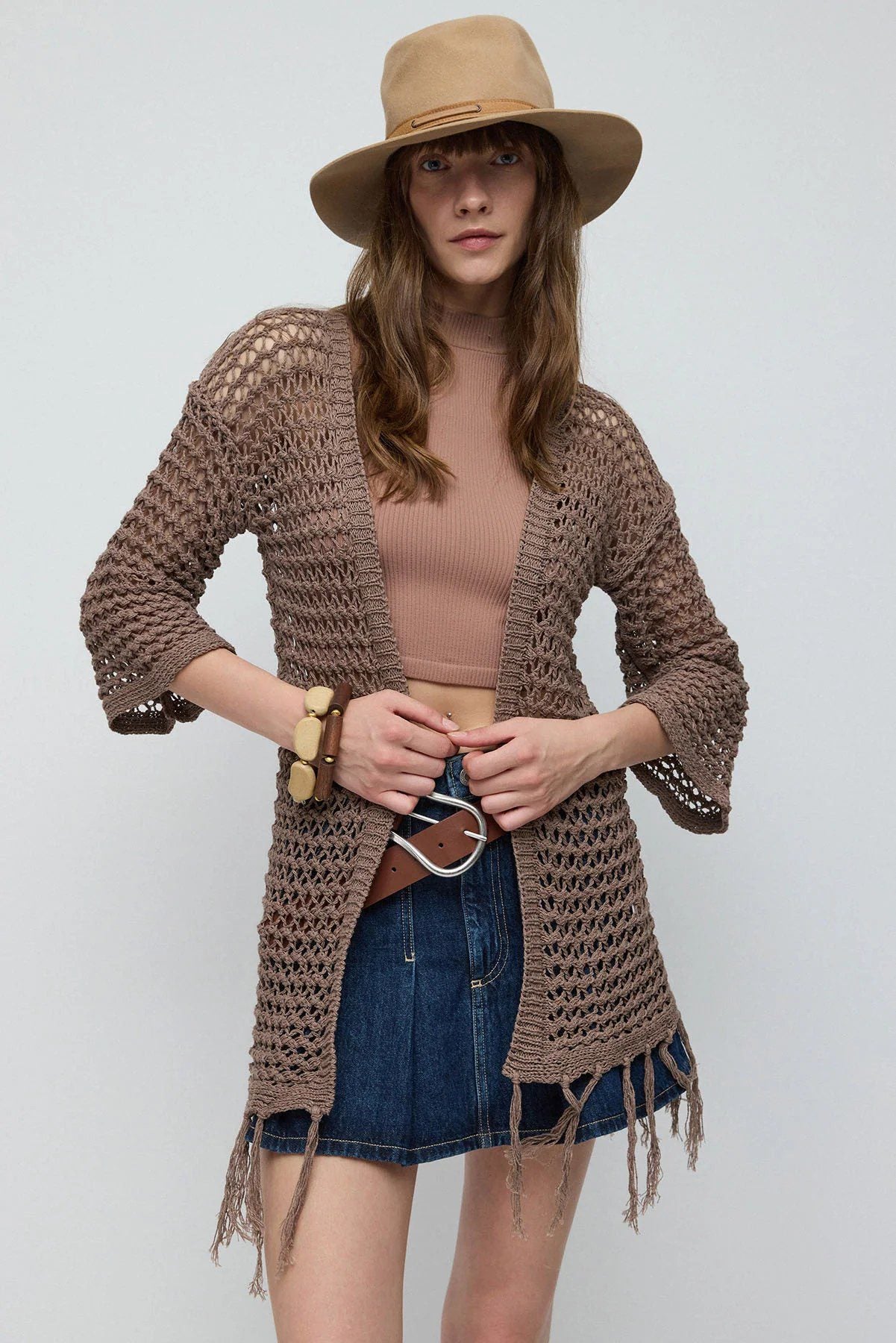 Locker sitzende, lange Strickjacke mit gestrickten Quasten.