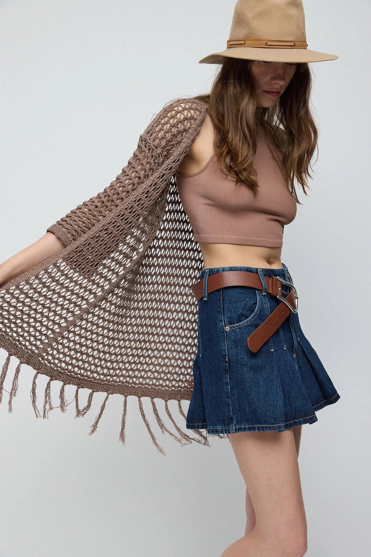 Locker sitzende, lange Strickjacke mit gestrickten Quasten.