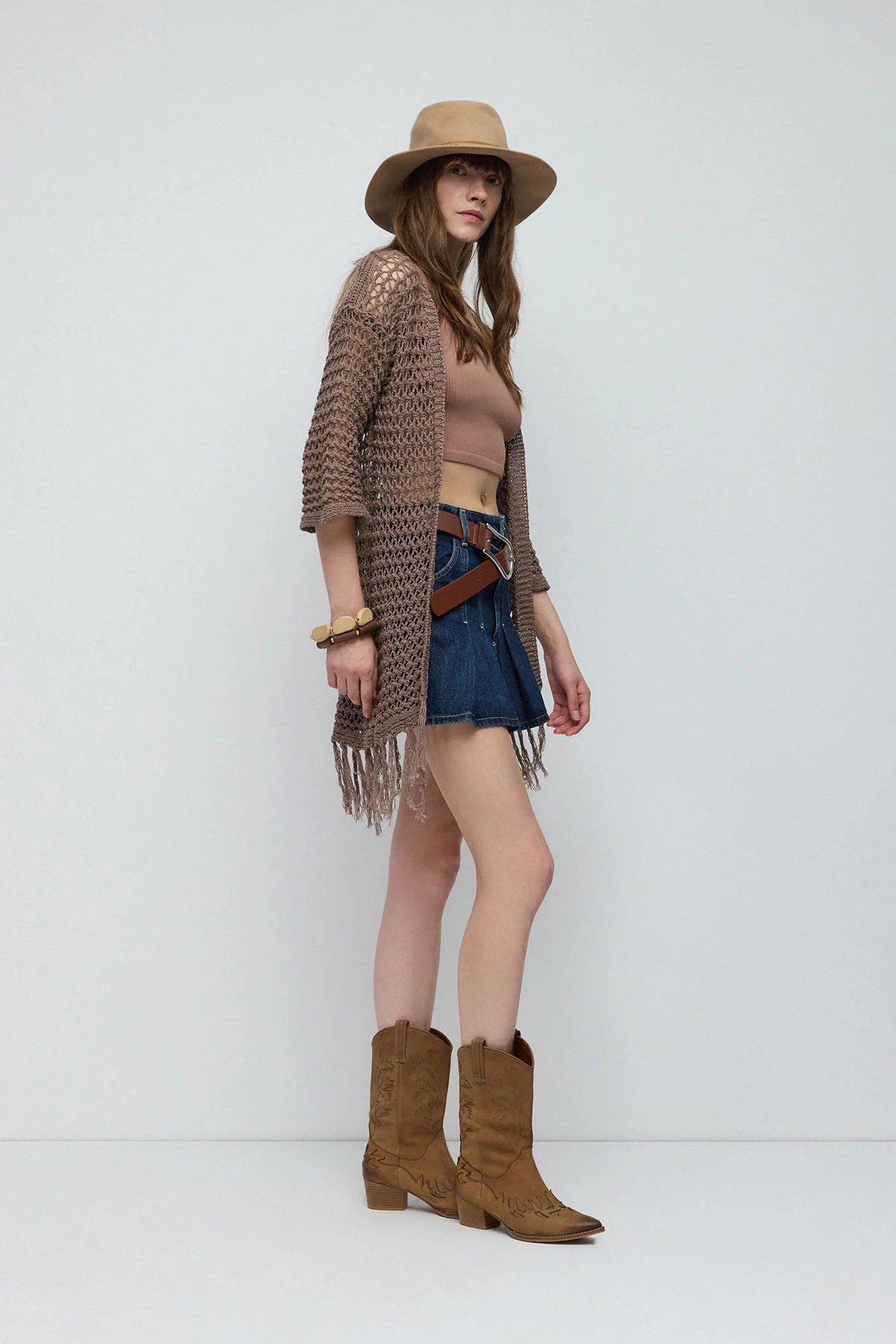 Locker sitzende, lange Strickjacke mit gestrickten Quasten.