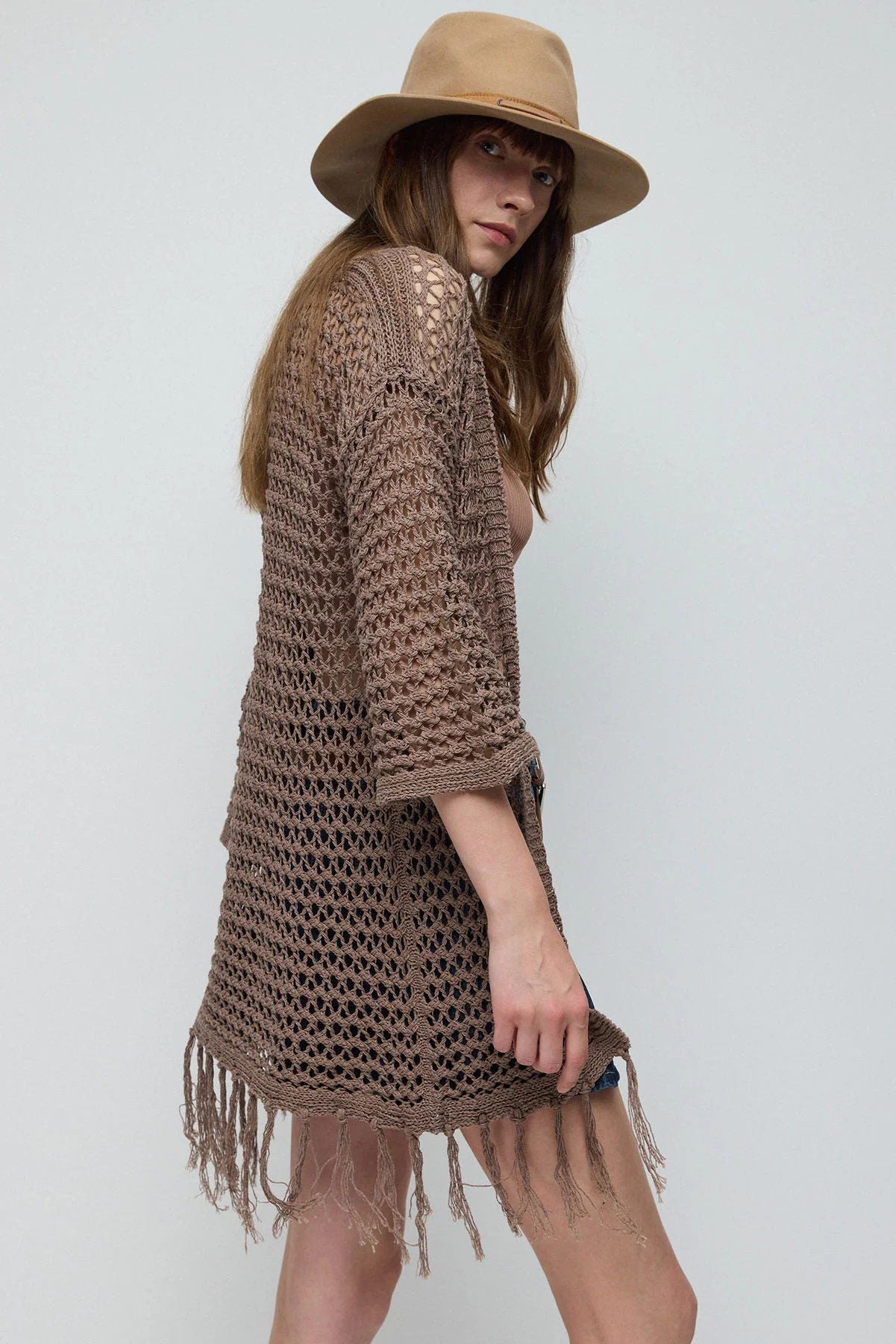 Locker sitzende, lange Strickjacke mit gestrickten Quasten.