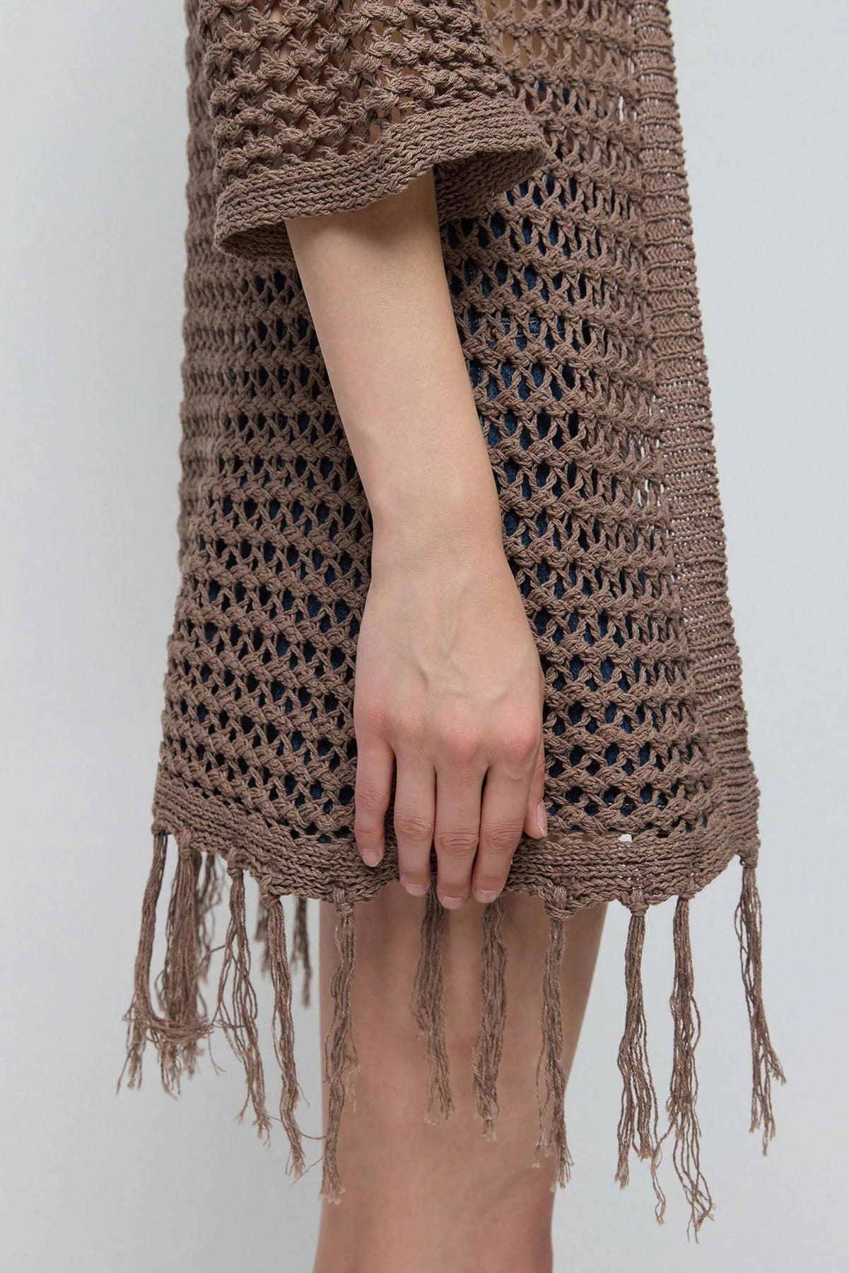 Locker sitzende, lange Strickjacke mit gestrickten Quasten.