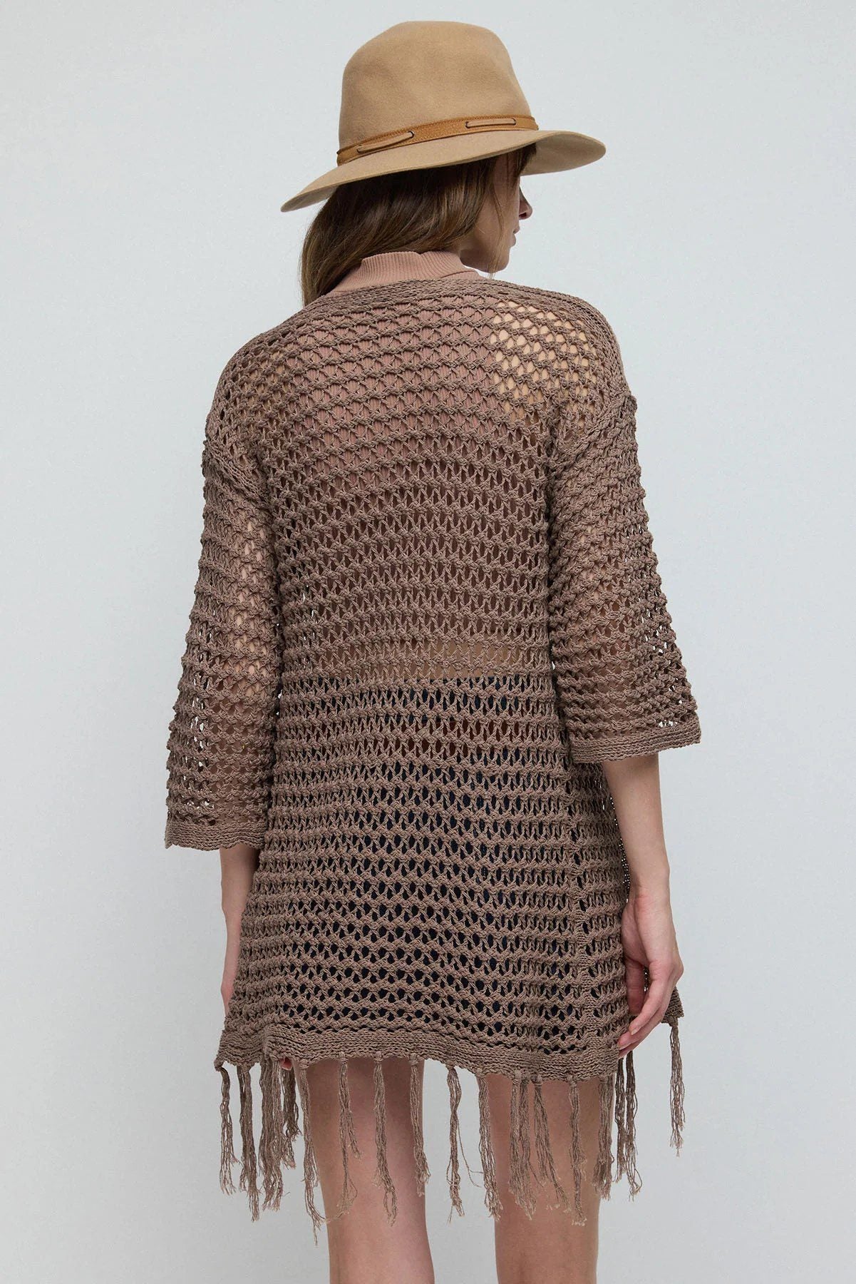 Locker sitzende, lange Strickjacke mit gestrickten Quasten.