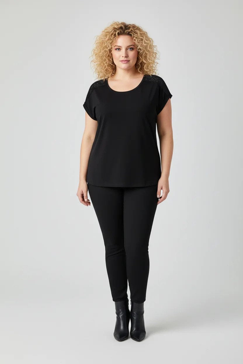 Kurzärmelige Strickbluse mit Spitzendetail an der Schulter.