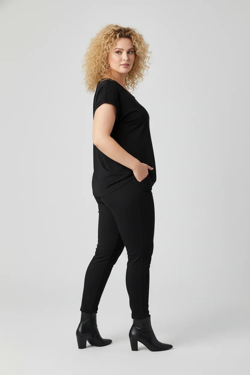 Kurzärmelige Strickbluse mit Spitzendetail an der Schulter.