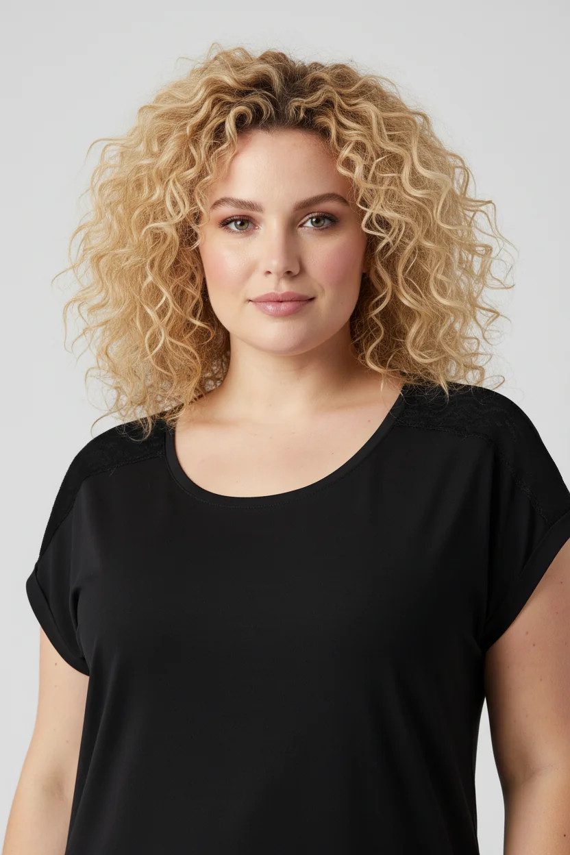 Kurzärmelige Strickbluse mit Spitzendetail an der Schulter.