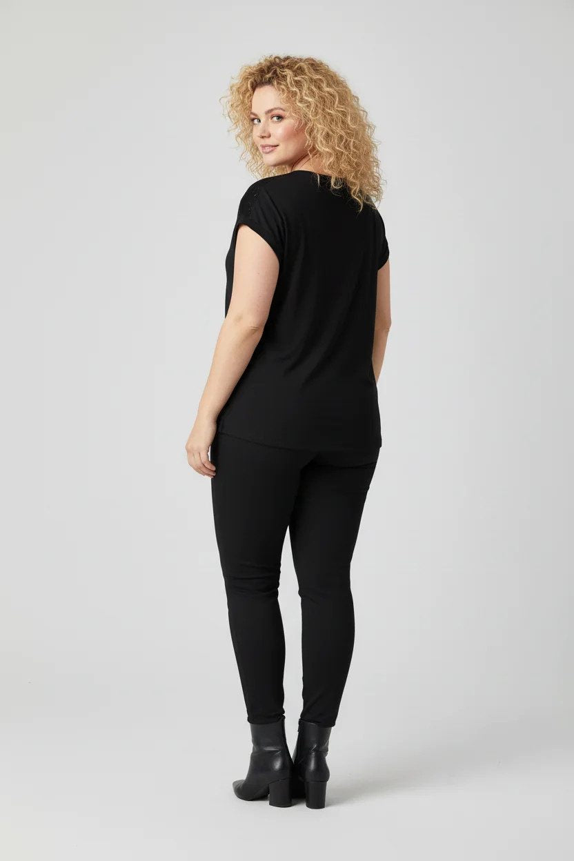 Kurzärmelige Strickbluse mit Spitzendetail an der Schulter.