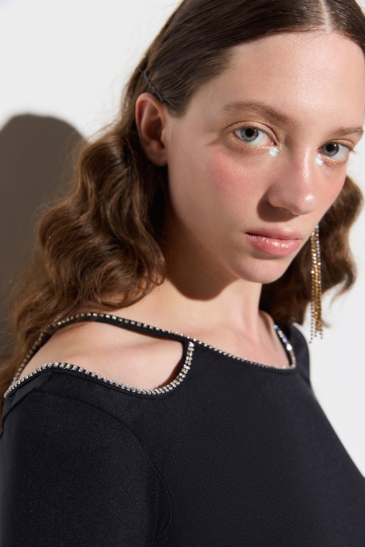 Schulterfreie Bluse mit Strasssteinen