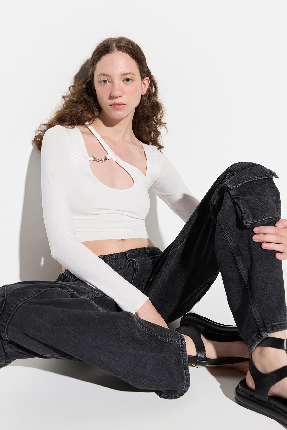 Bluse mit Schulter- und Brustausschnitt
