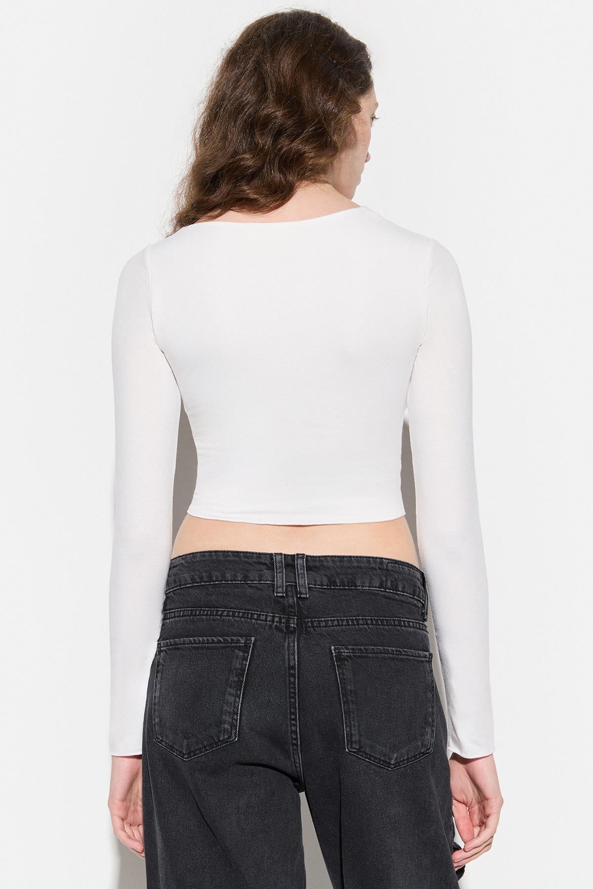 Bluse mit Schulter- und Brustausschnitt