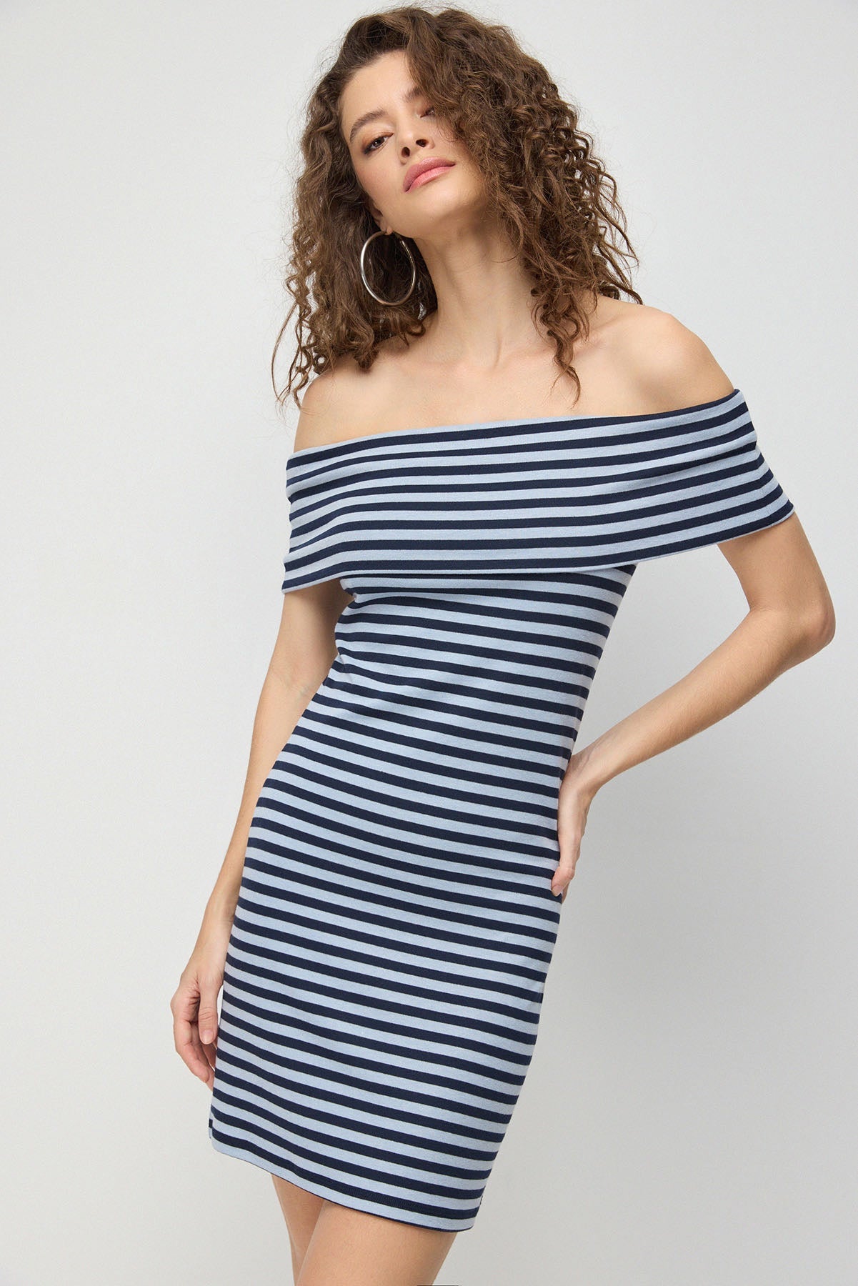 Gestreiftes kurzes Kleid