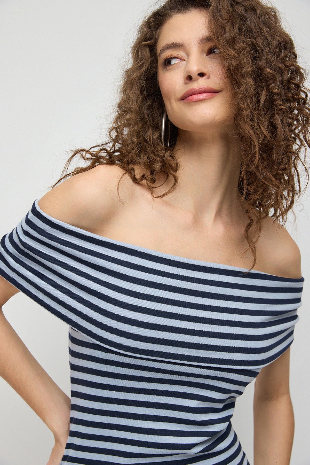 Gestreiftes kurzes Kleid