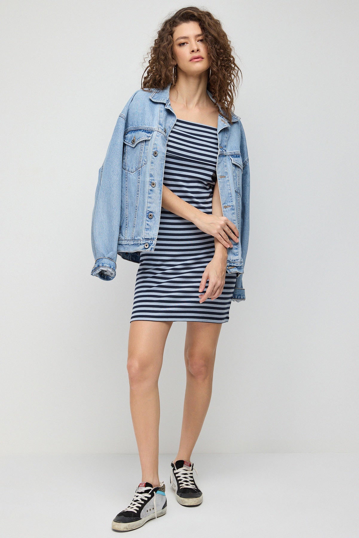 Gestreiftes kurzes Kleid