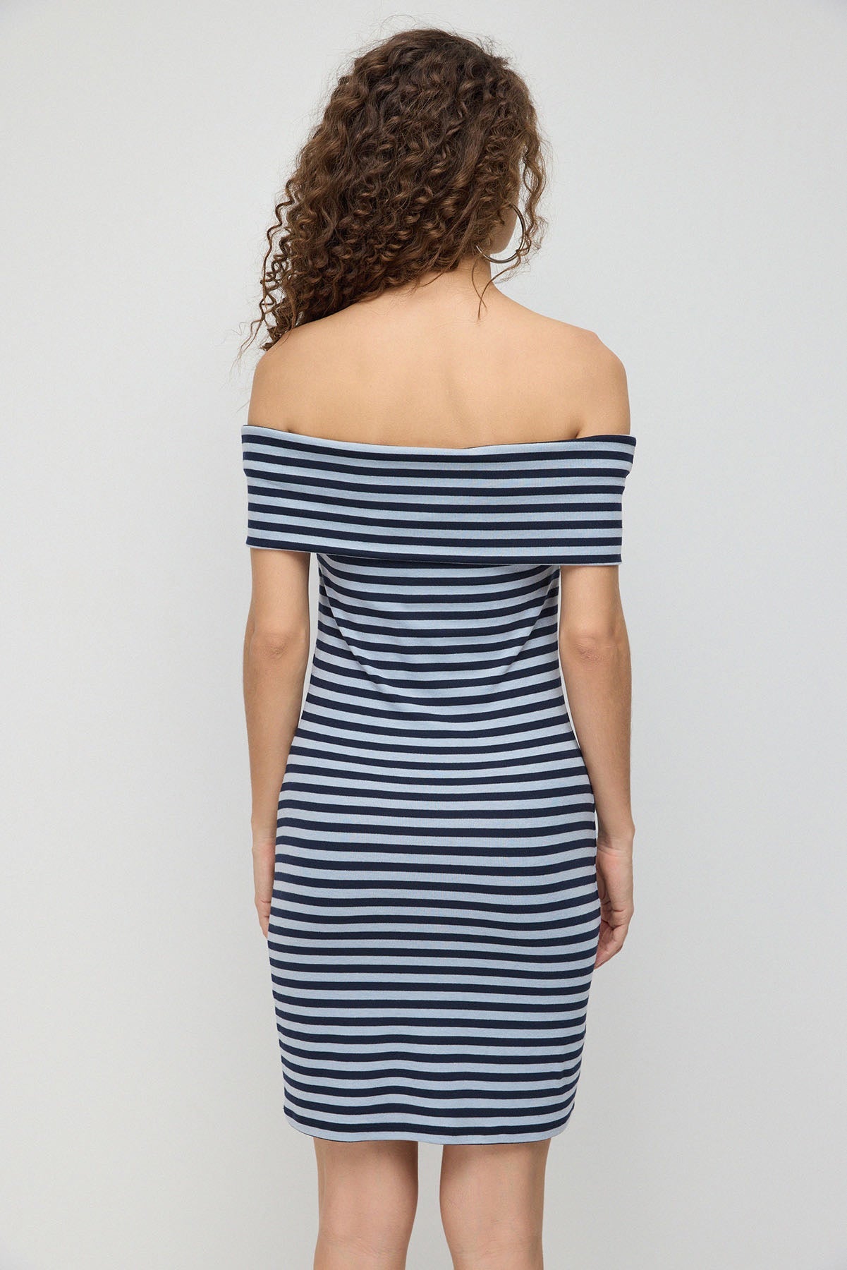 Gestreiftes kurzes Kleid