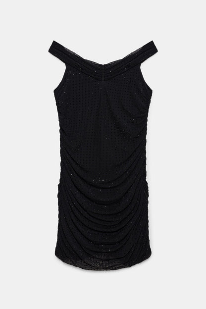 Schulterfreies, reich verziertes Kleid