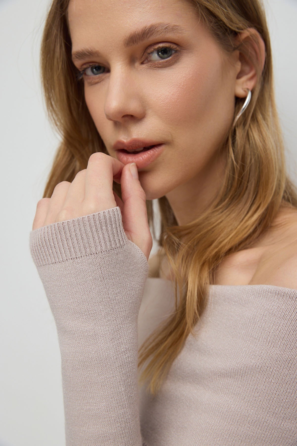Strickpullover mit schulterfreiem Ausschnitt