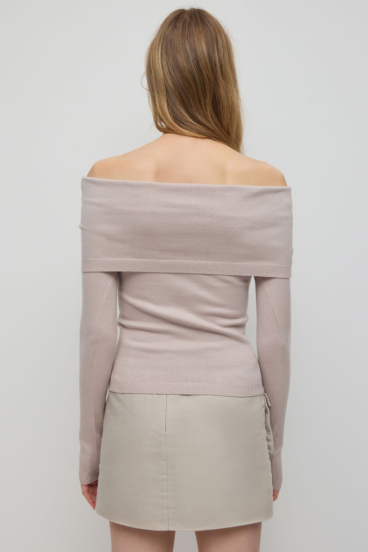 Strickpullover mit schulterfreiem Ausschnitt