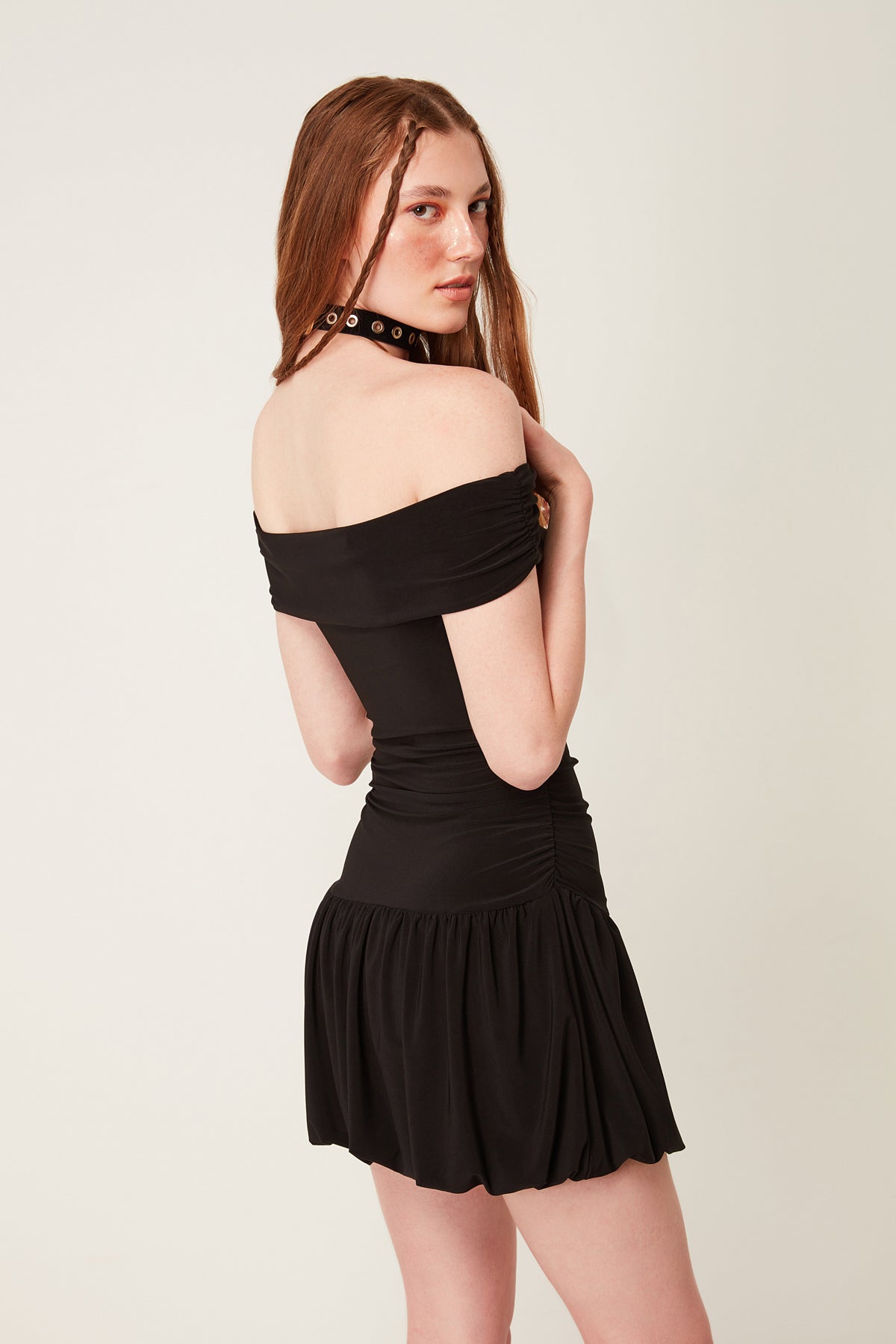 schulterfreies Mini-Ballonkleid