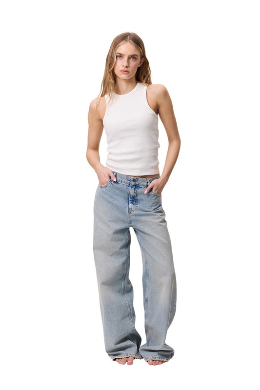 HELLBLAUE JEANS MIT MITTELHOCHGEHENDEM FESTSCHNITT