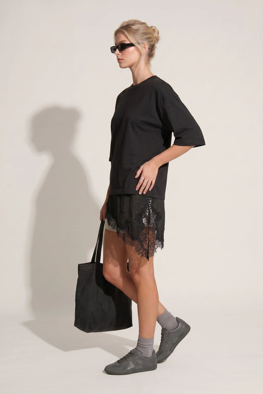 Oversized asymmetrisches T-Shirt mit Spitze