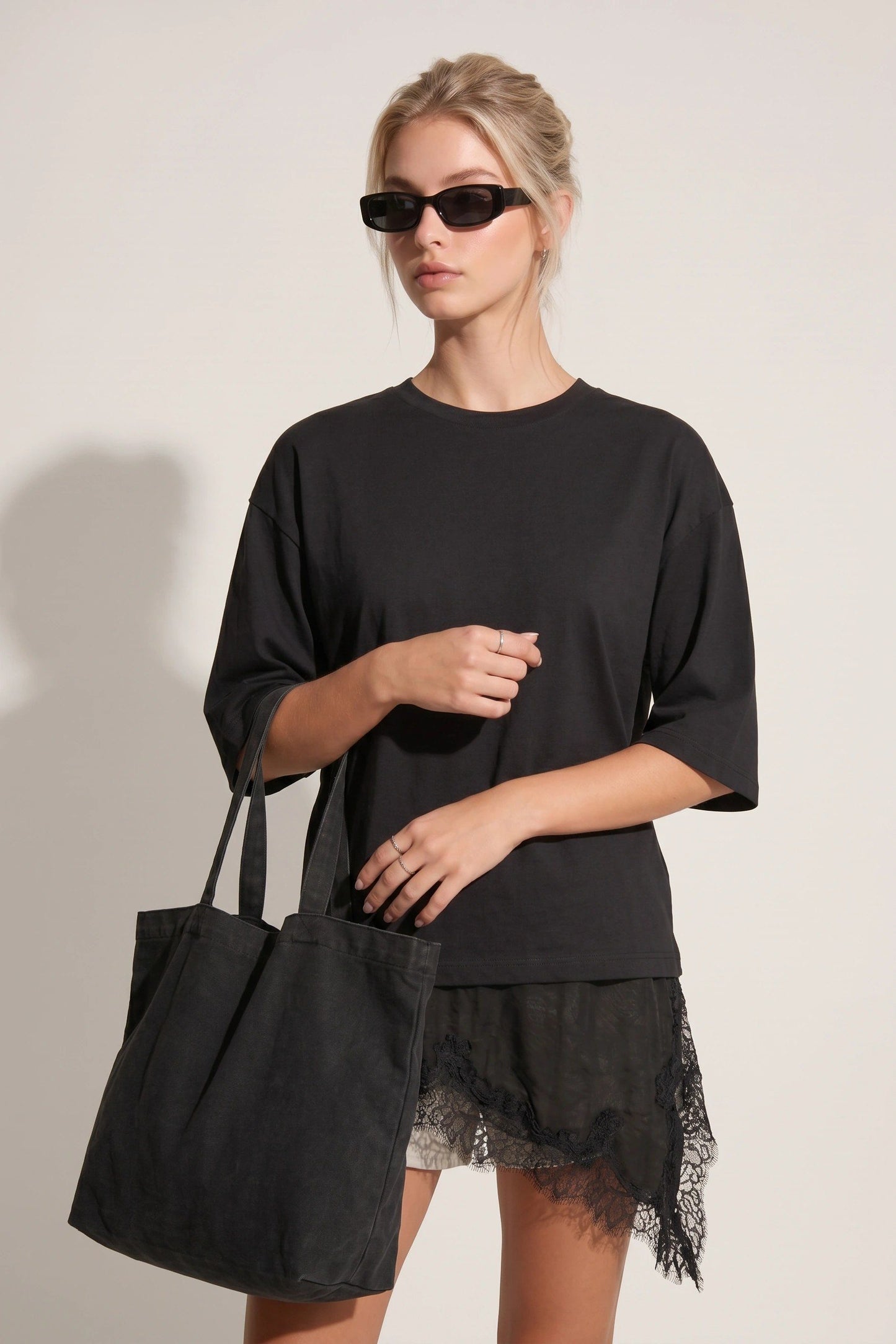 Oversized asymmetrisches T-Shirt mit Spitze