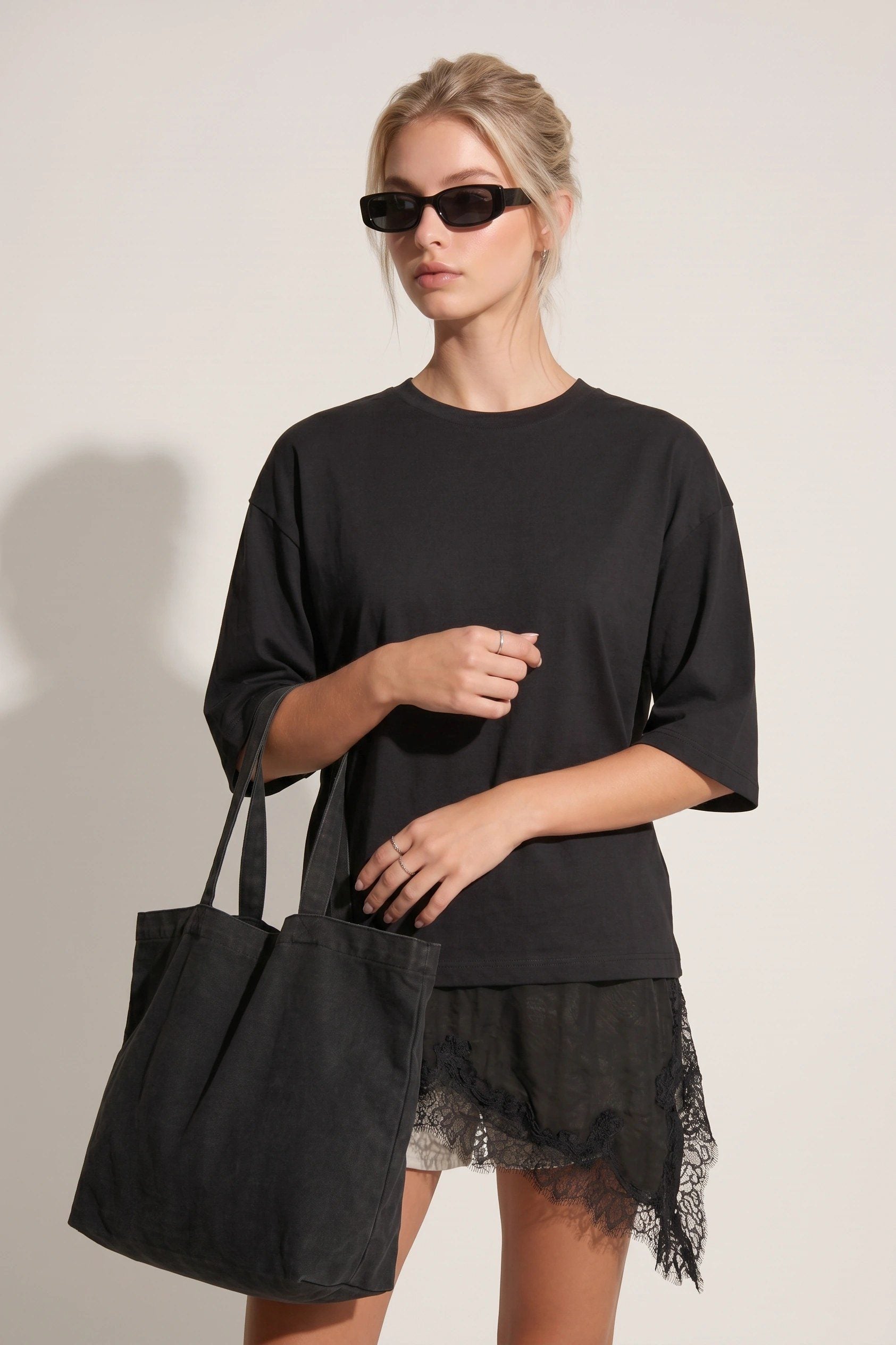 Oversized asymmetrisches T-Shirt mit Spitze
