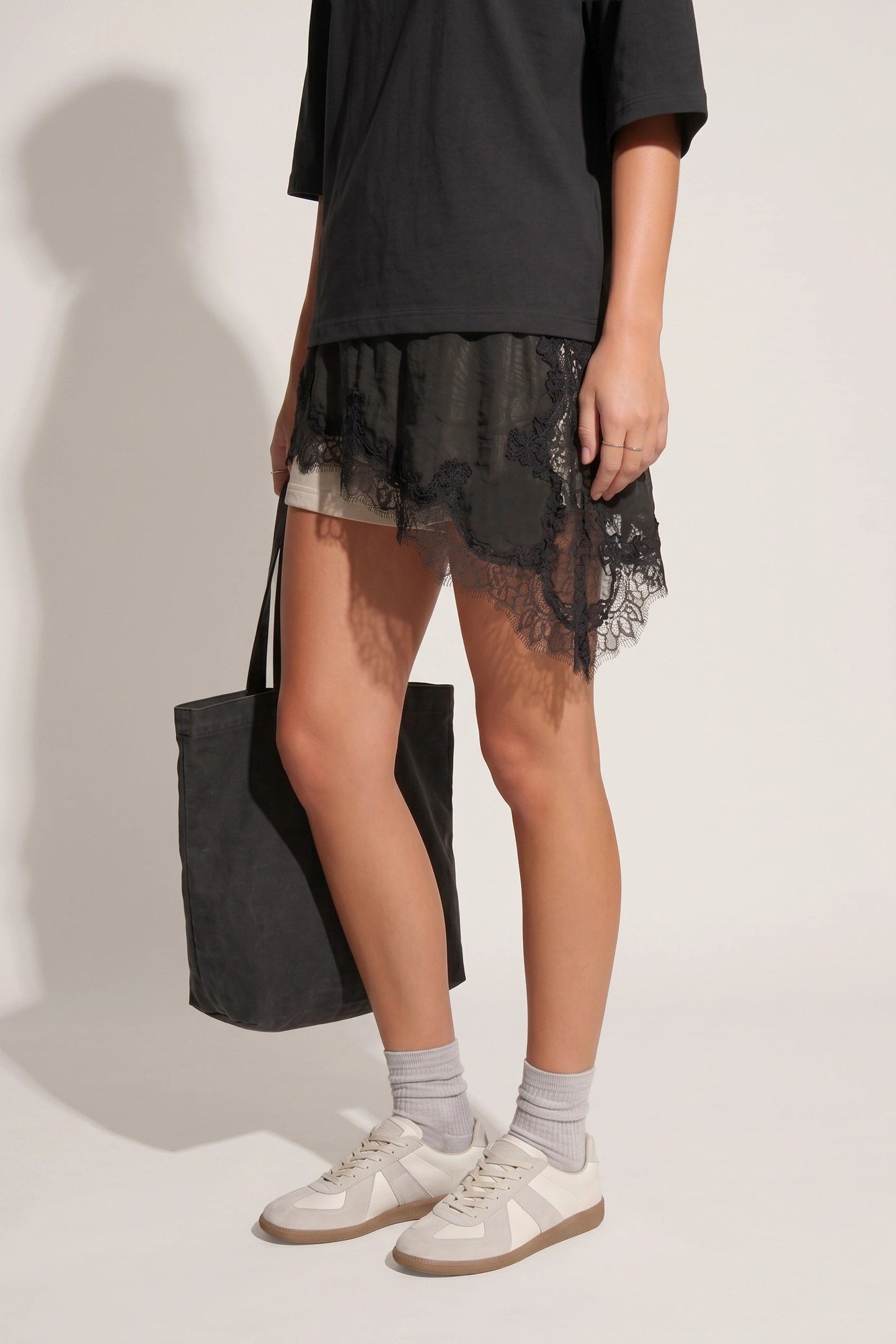 Oversized asymmetrisches T-Shirt mit Spitze