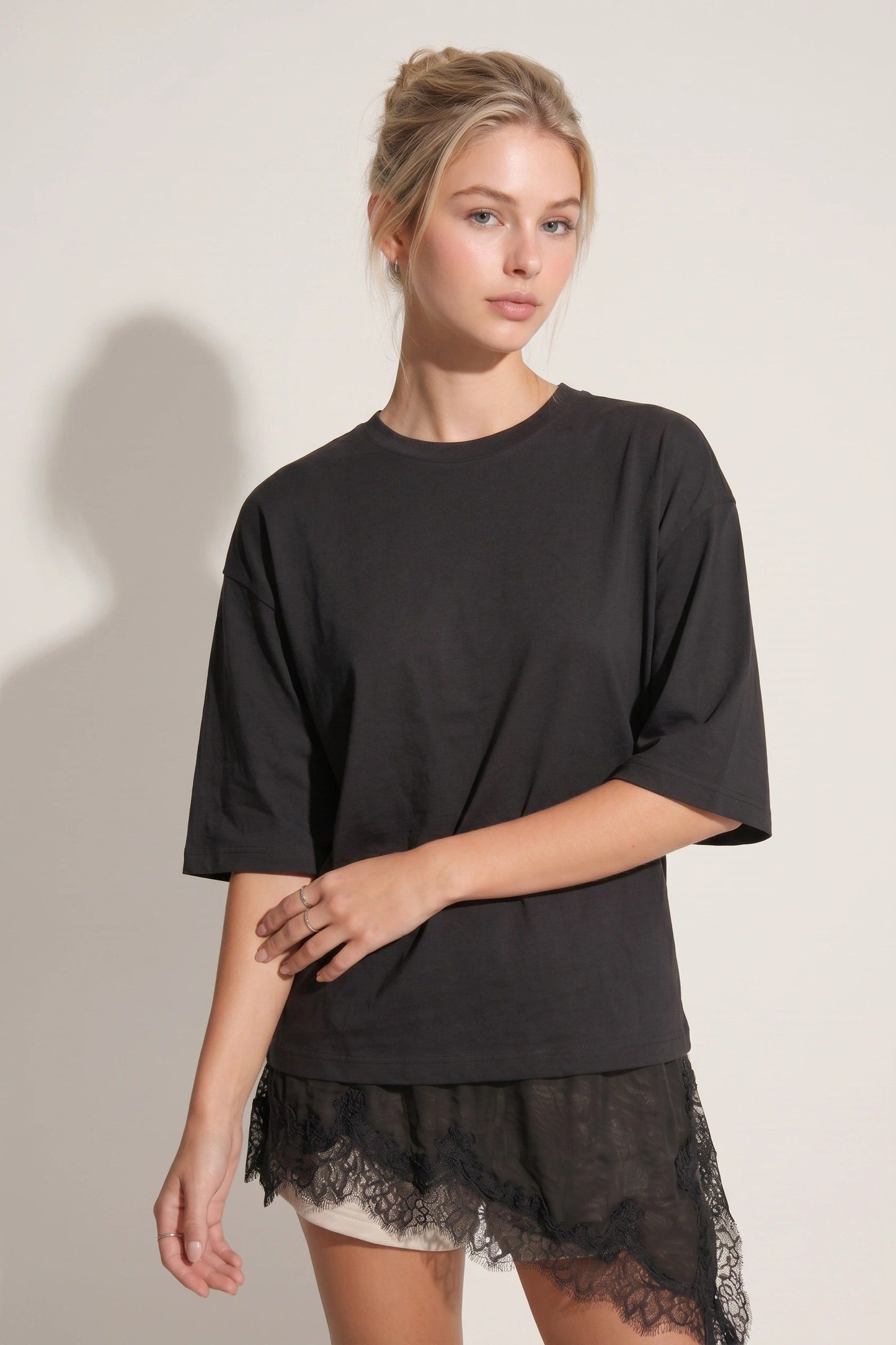 Oversized asymmetrisches T-Shirt mit Spitze