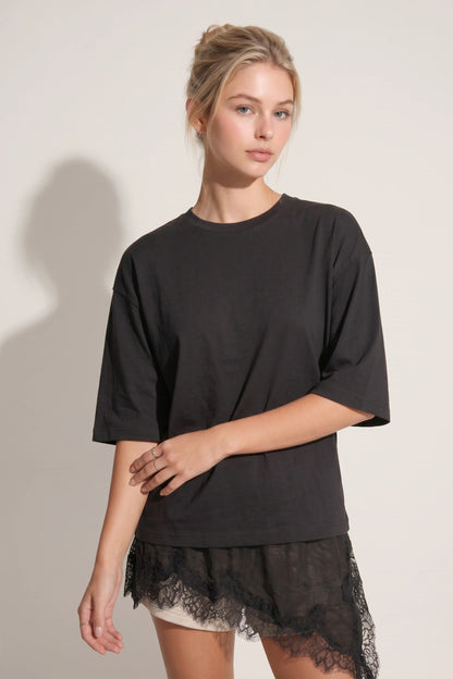 Oversized asymmetrisches T-Shirt mit Spitze