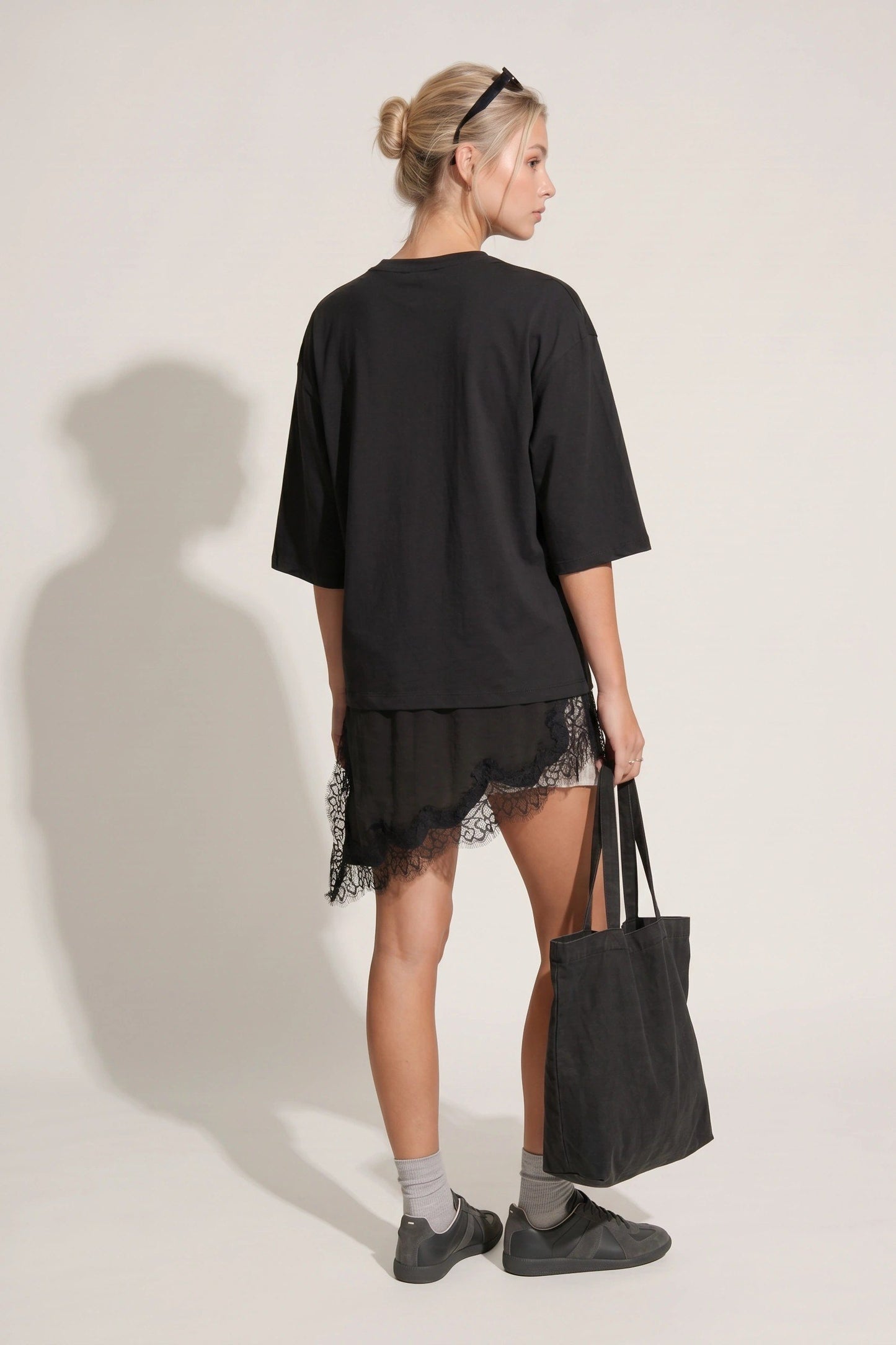Oversized asymmetrisches T-Shirt mit Spitze